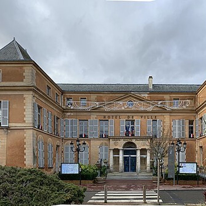 Photo de Ancien château, actuellement mairie