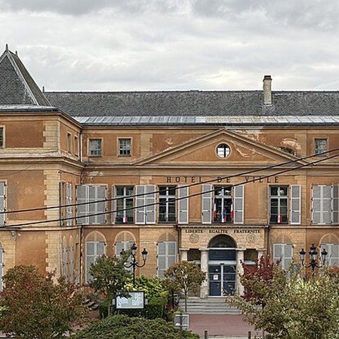 Photo de Ancien château, actuellement mairie