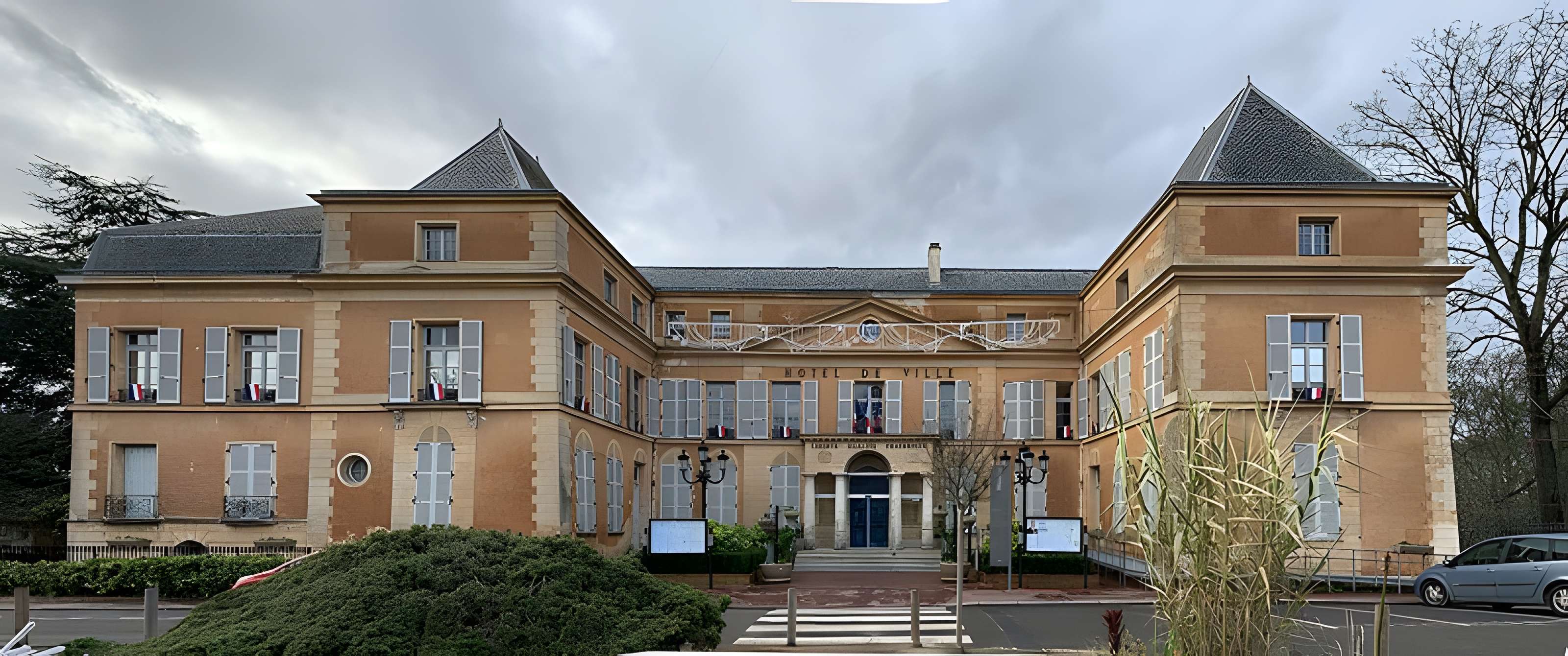 Ancien château, actuellement mairie