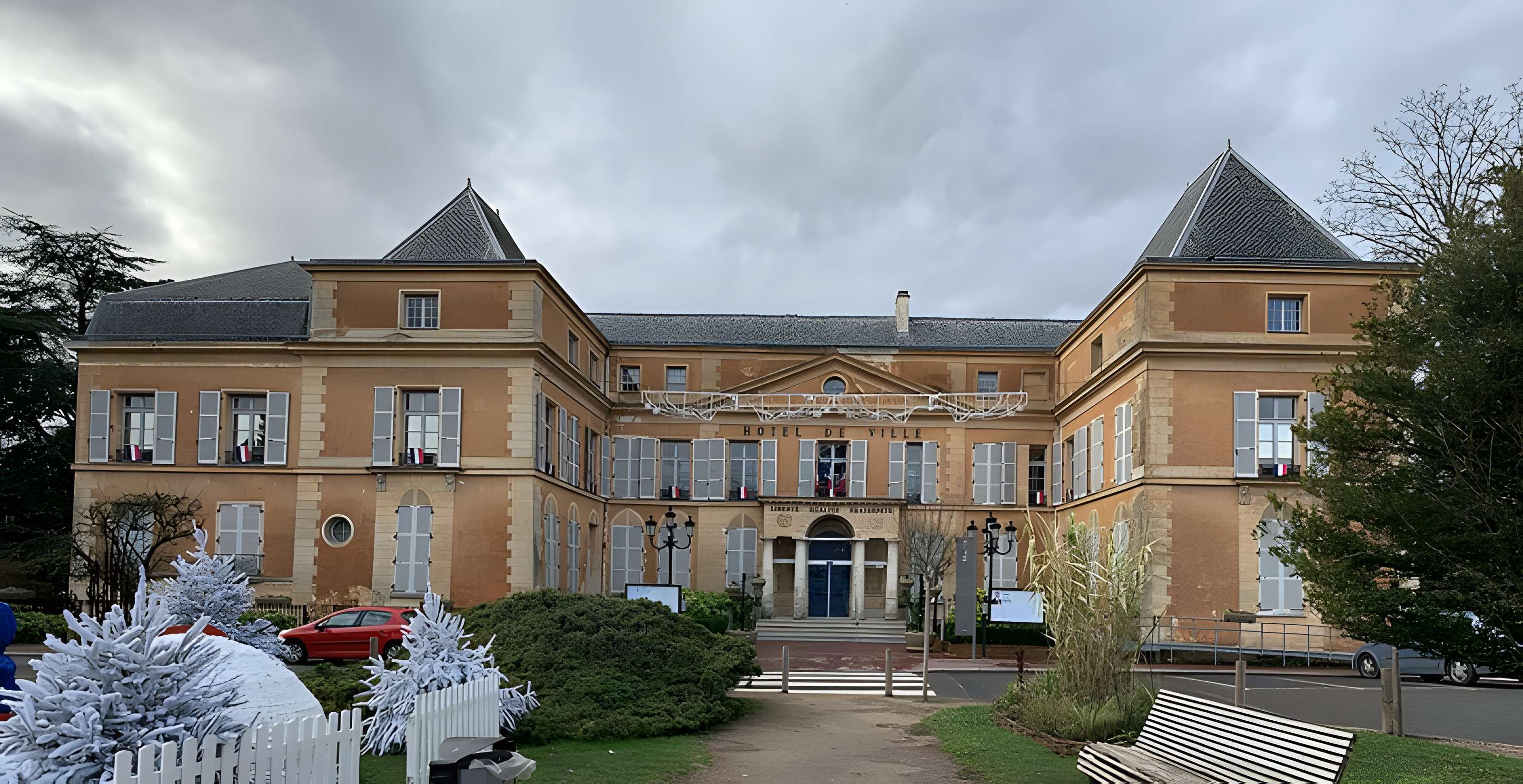 Ancien château, actuellement mairie