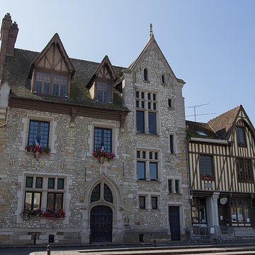 Ancienne maison Clément, actuellement hôtel de ville