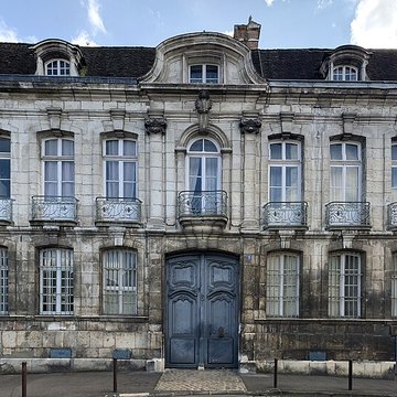 Hôtel Deschamps de Charmelieu à Auxerre