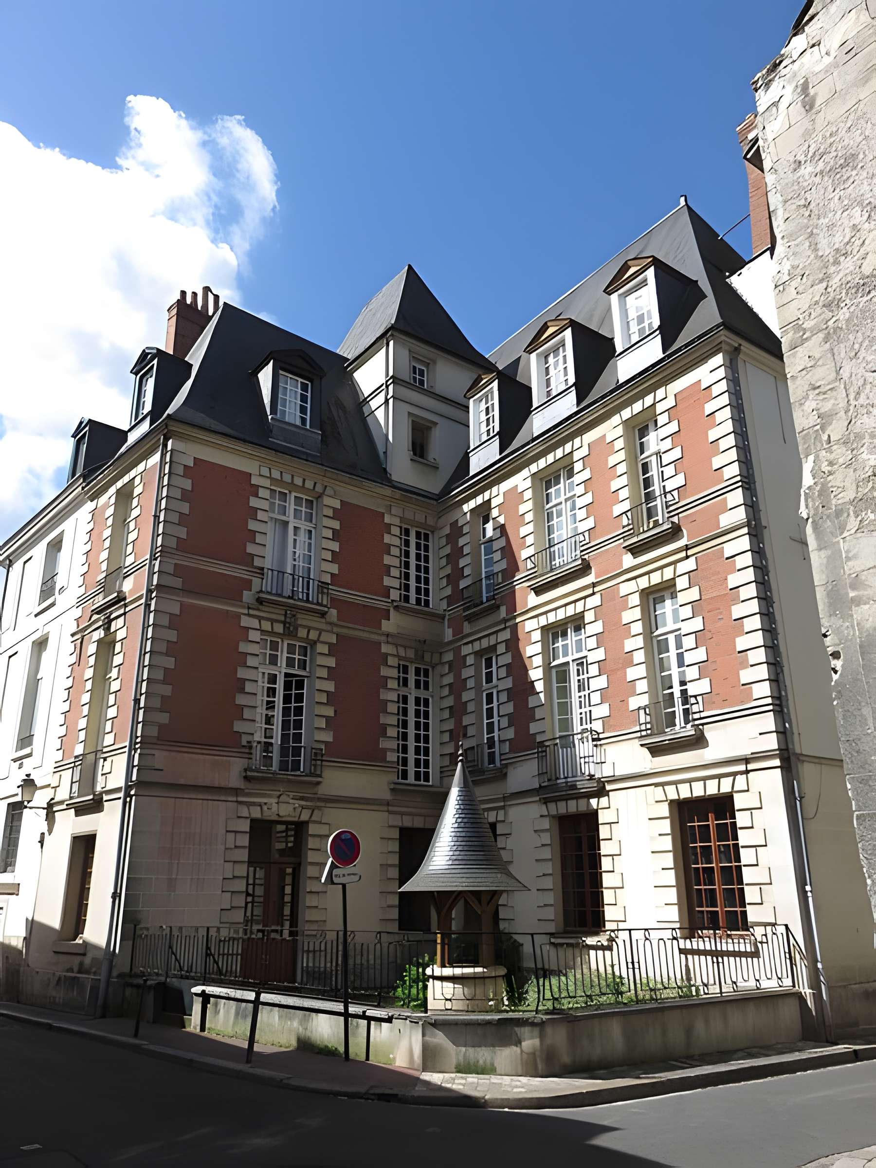 Hôtel, 3 Rue Paul-Louis-Courier à Tours