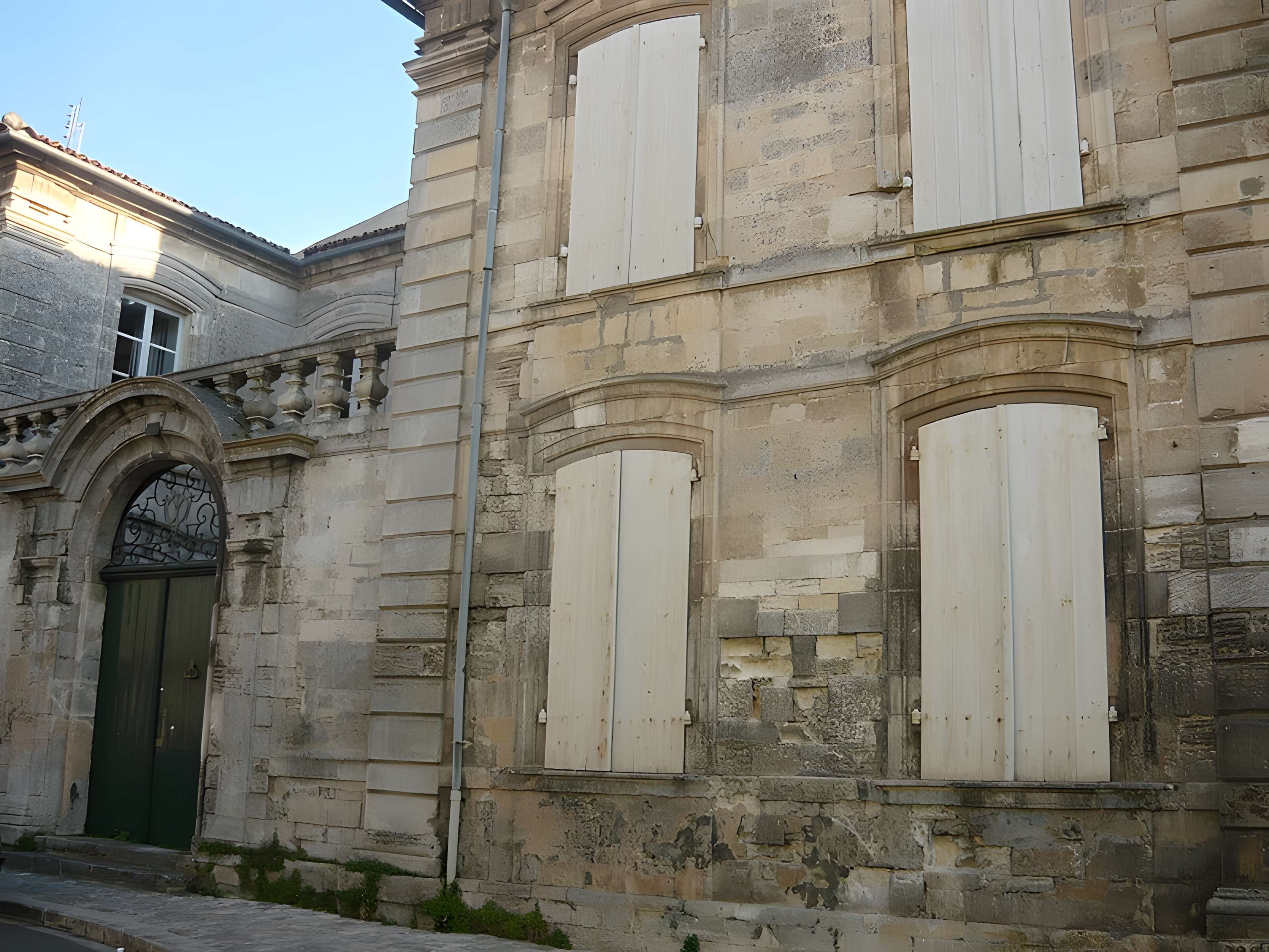 Hôtel, 57 Rue de la République à Marennes