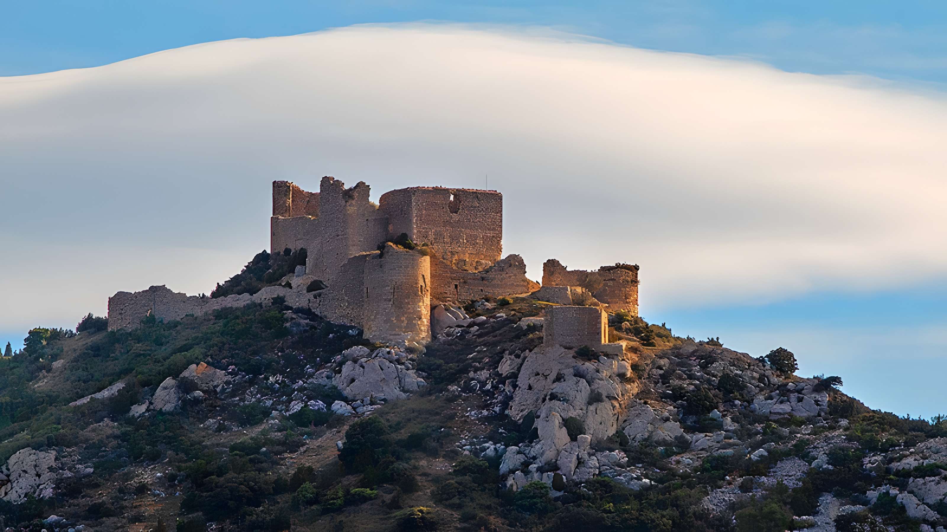 Ensemble des vestiges du château d'Aguilar