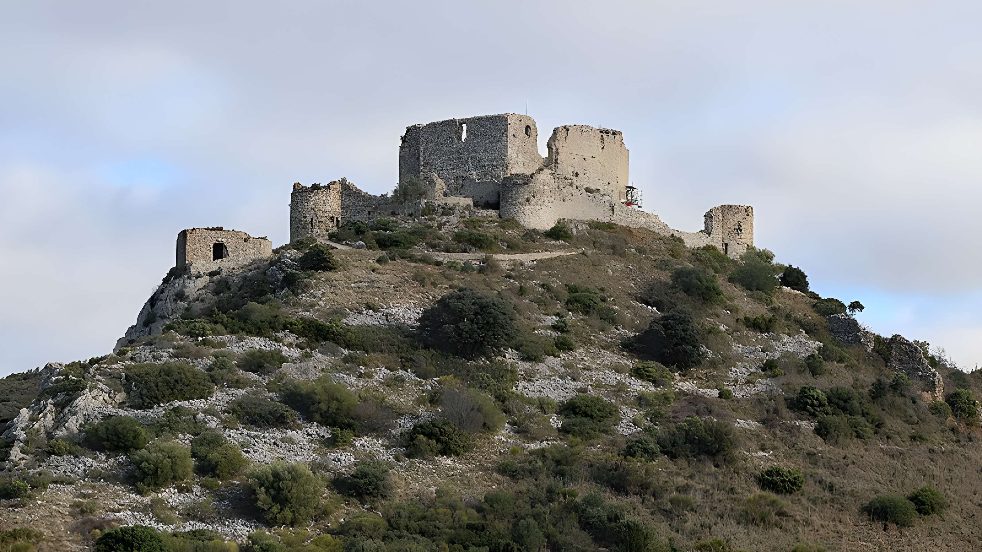Ensemble des vestiges du château d'Aguilar