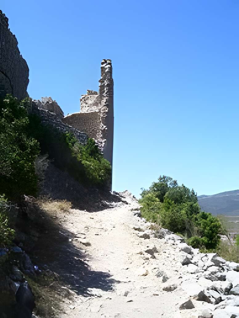 Ensemble des vestiges du château d'Aguilar