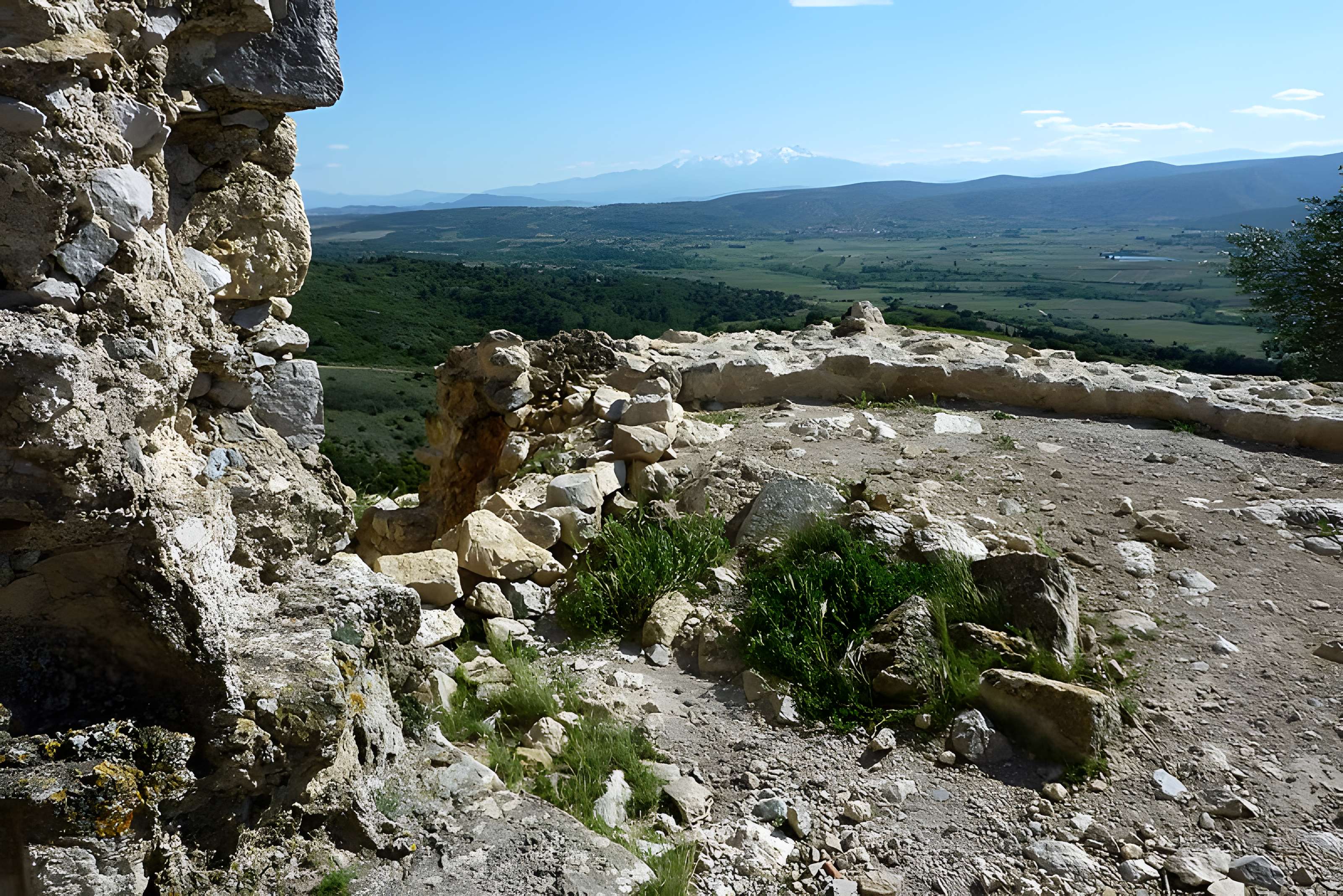 Ensemble des vestiges du château d'Aguilar