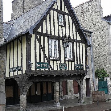 Immeuble, 21 Place Saint-Sauveur à Dinan