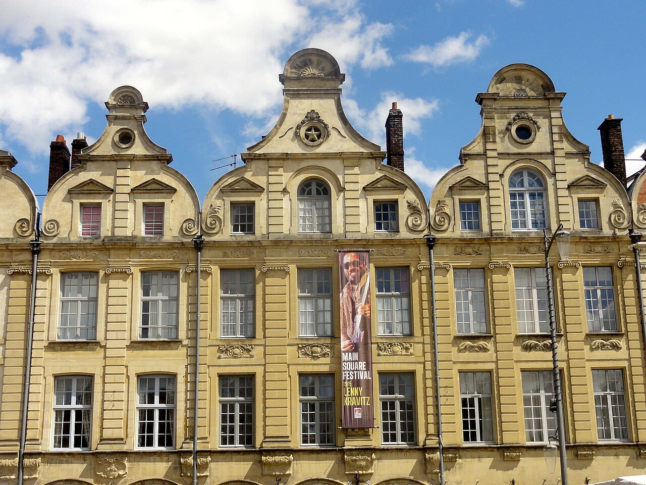 Immeubles, Place des Héros N°2 à 76 à Arras