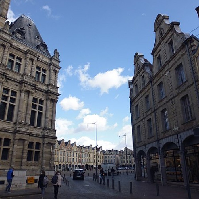 Photo de Immeubles, Place des Héros N2 à 76 à Arras