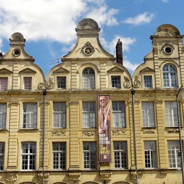Immeubles, Place des Héros N2 à 76 à Arras