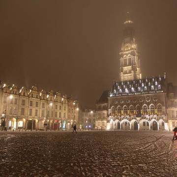 Immeubles, Place des Héros N2 à 76 à Arras