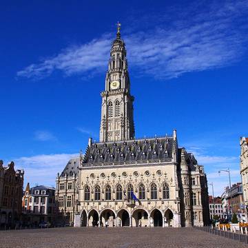 Immeubles, Place des Héros N2 à 76 à Arras