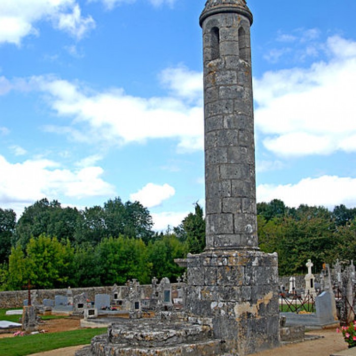 Photo de Lanterne des morts de Château-Larcher