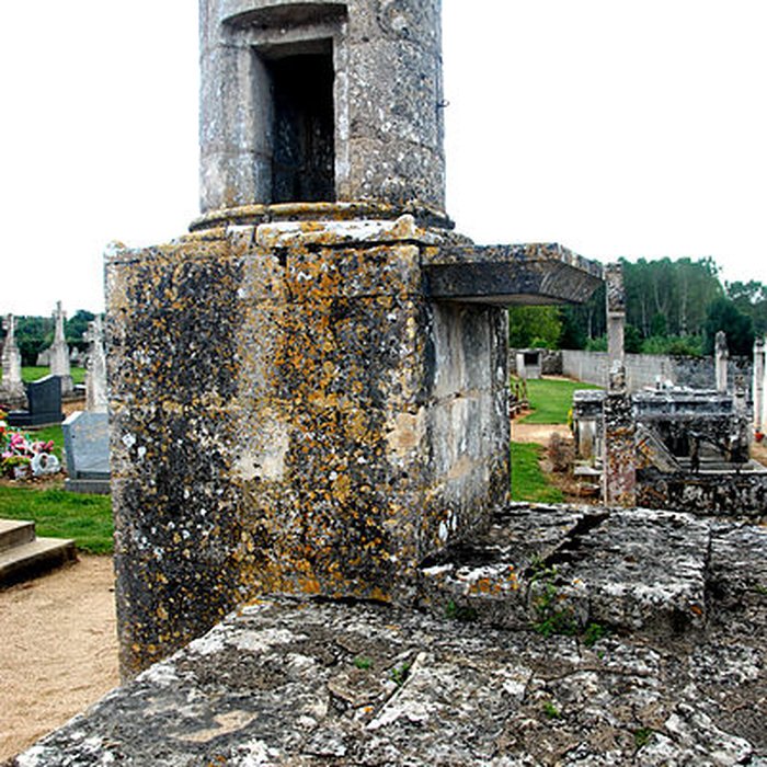 Photo de Lanterne des morts de Château-Larcher