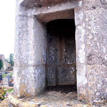 Lanterne des morts de Château-Larcher