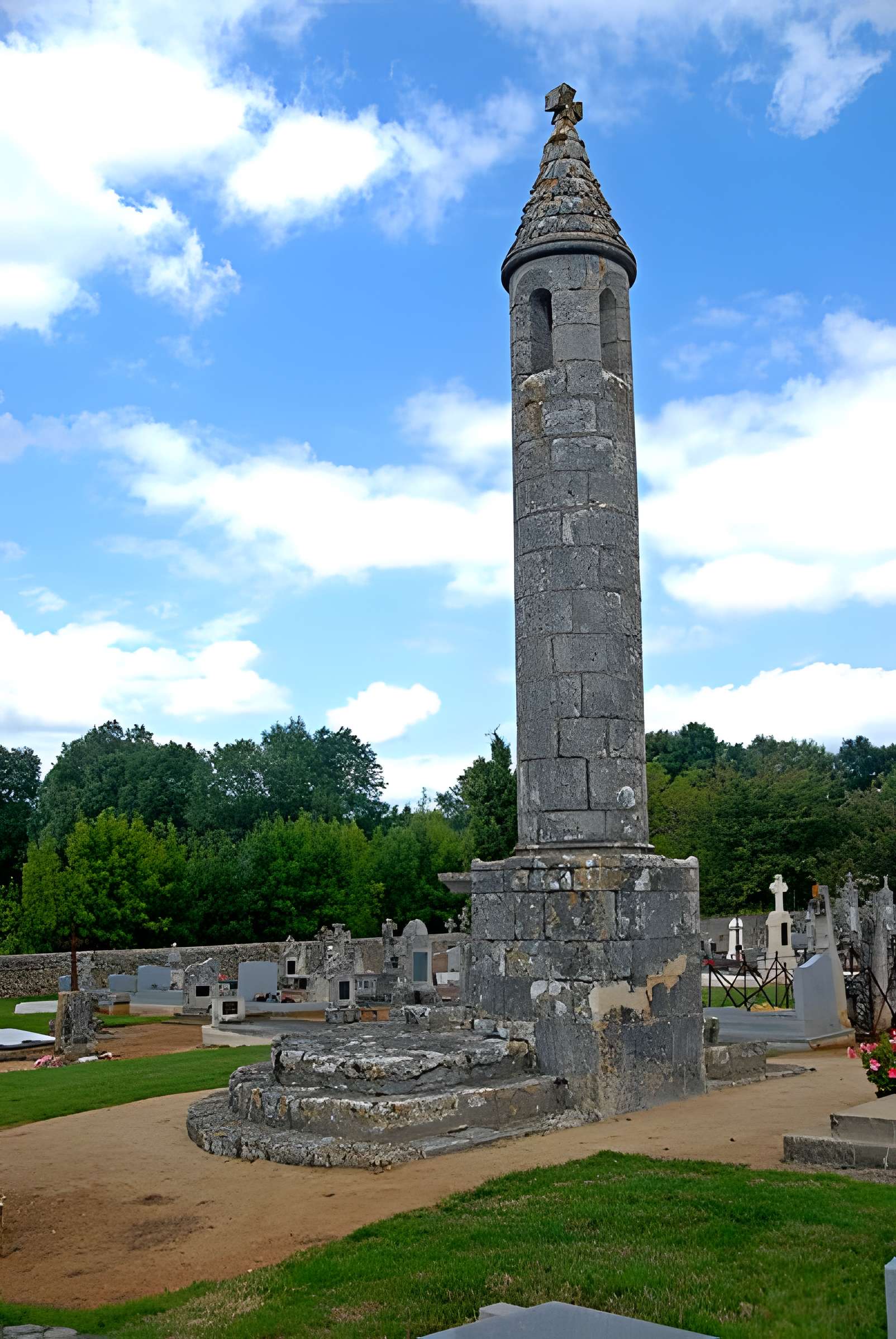 Lanterne des morts de Château-Larcher 