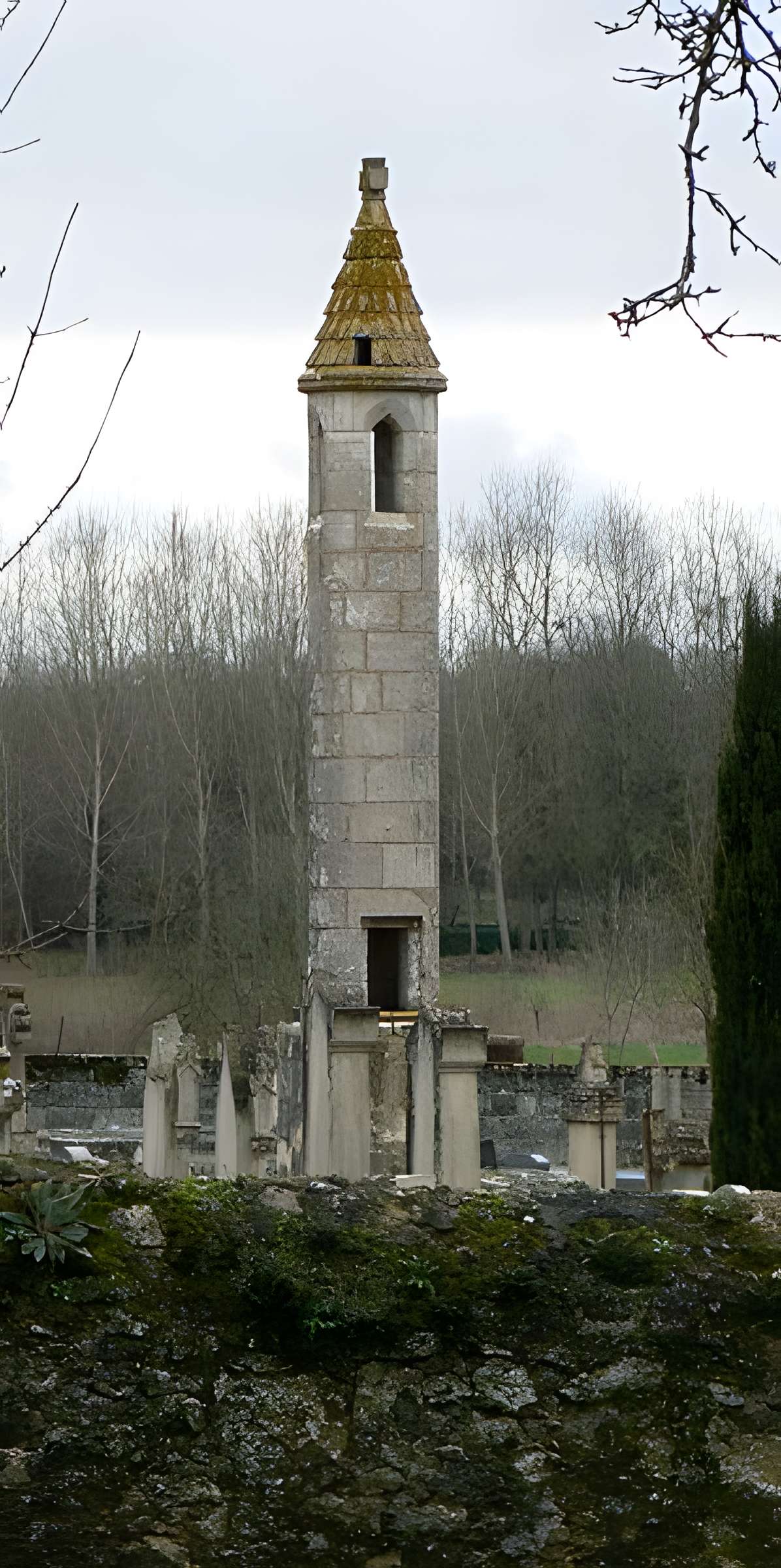 Lanterne des morts de Château-Larcher
