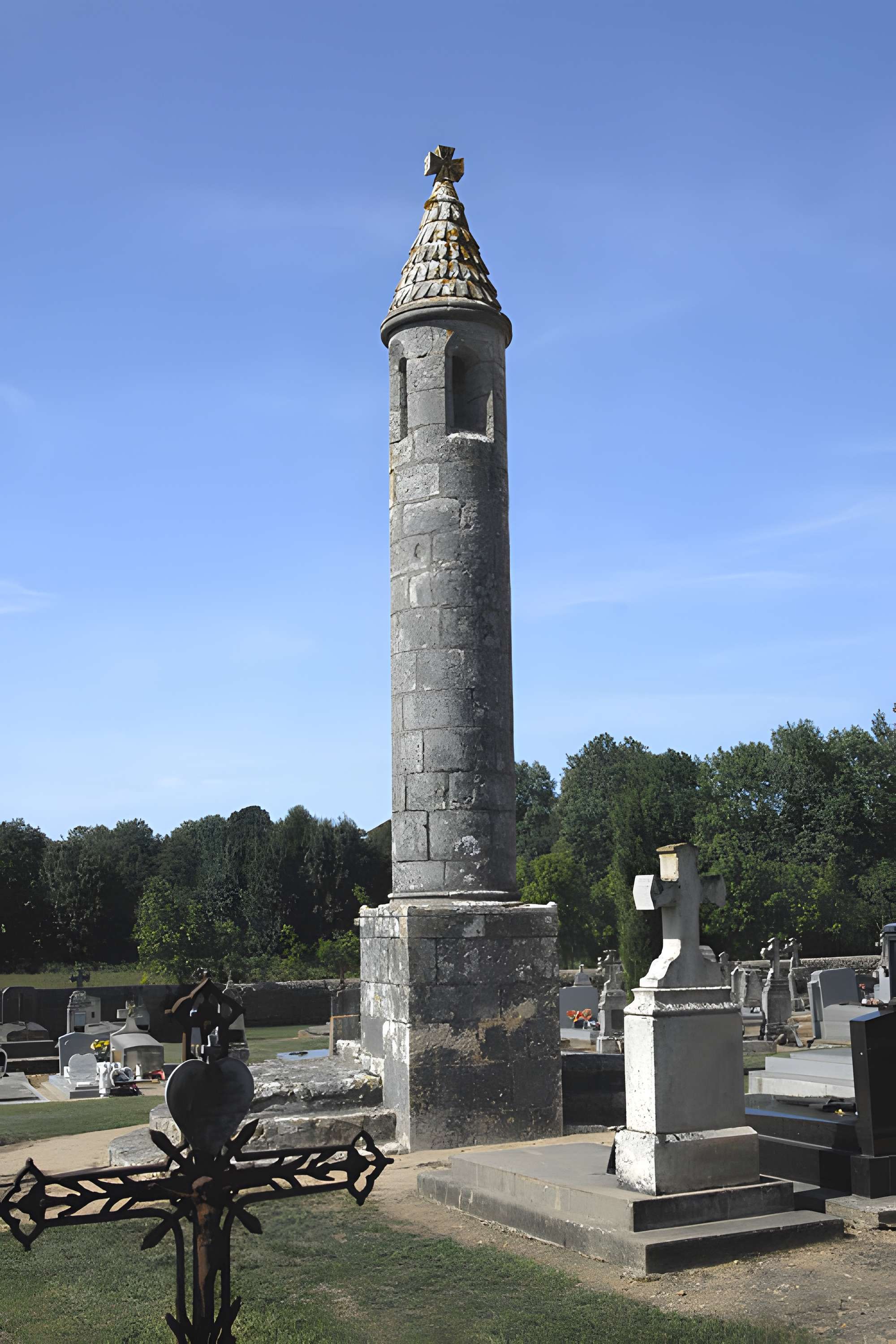 Lanterne des morts de Château-Larcher