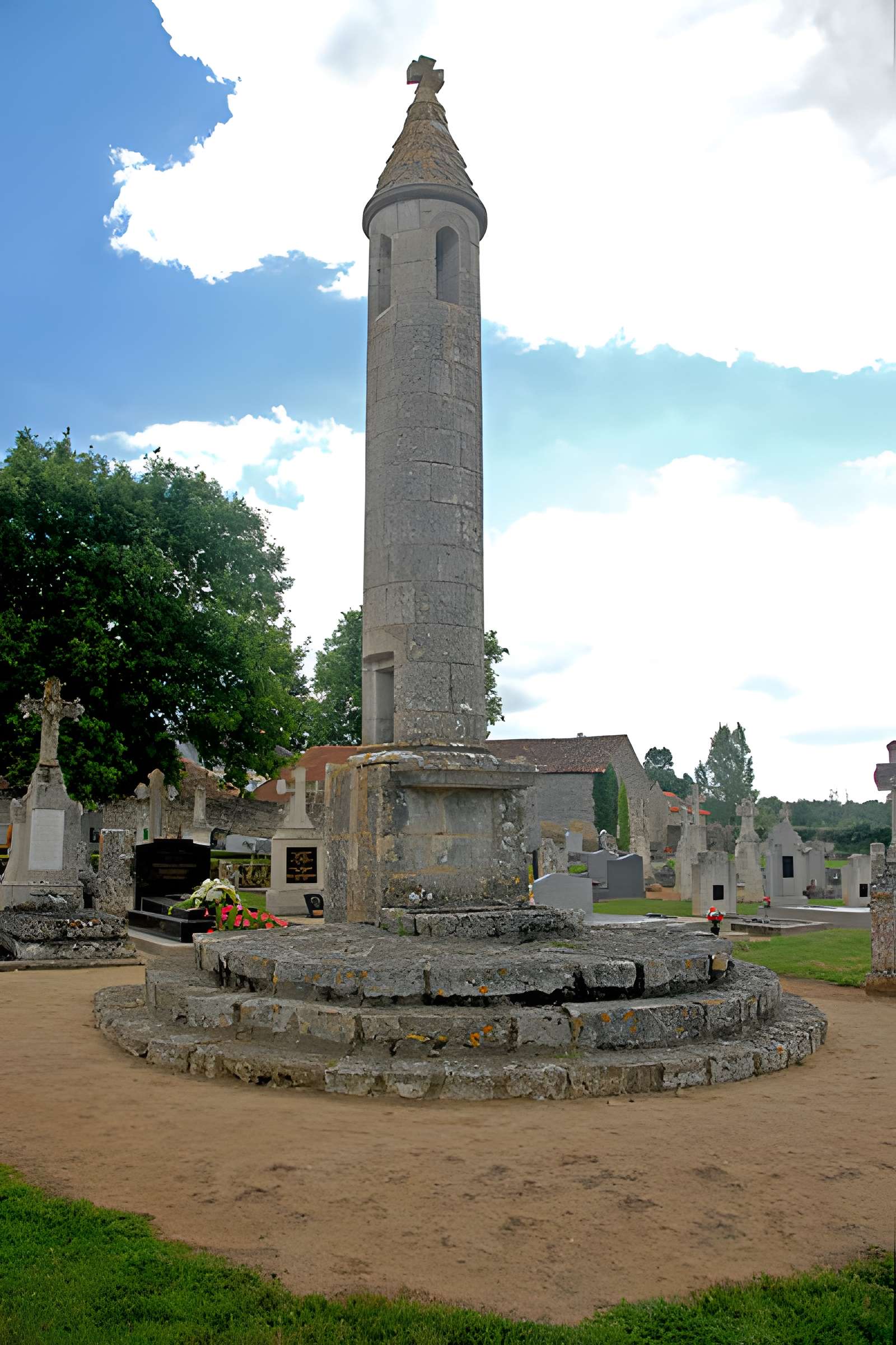 Lanterne des morts de Château-Larcher