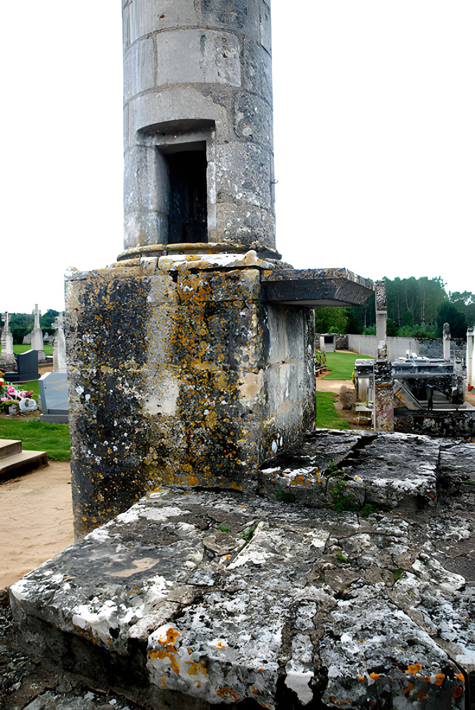 Lanterne des morts de Château-Larcher