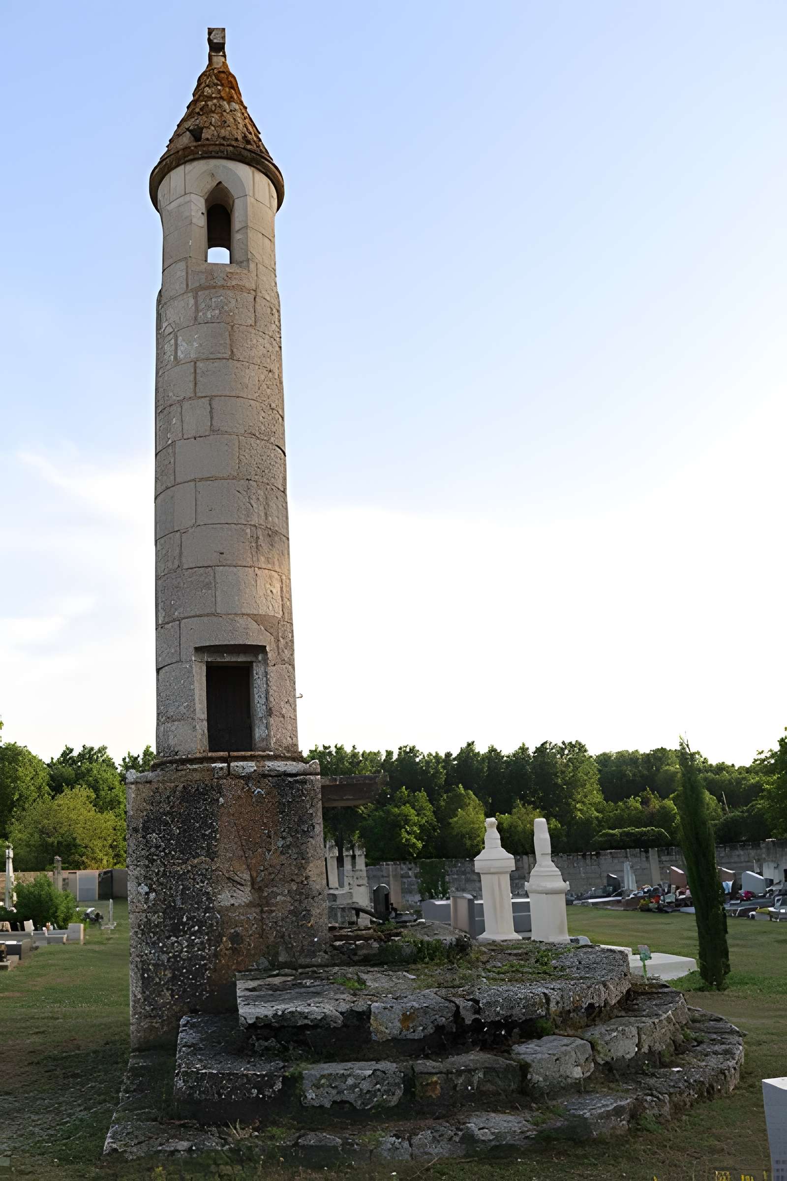 Lanterne des morts de Château-Larcher