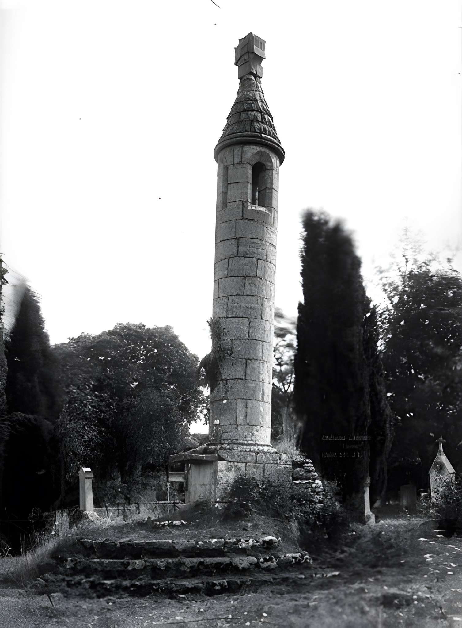 Lanterne des morts de Château-Larcher