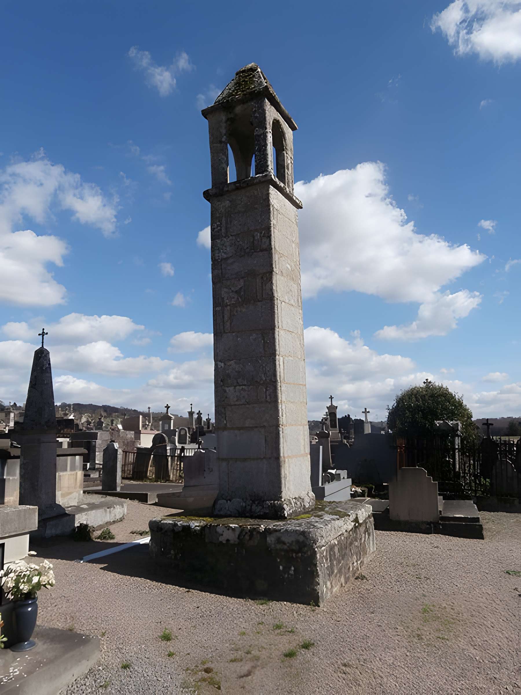 Lanterne des morts de Saint-Victurnien 