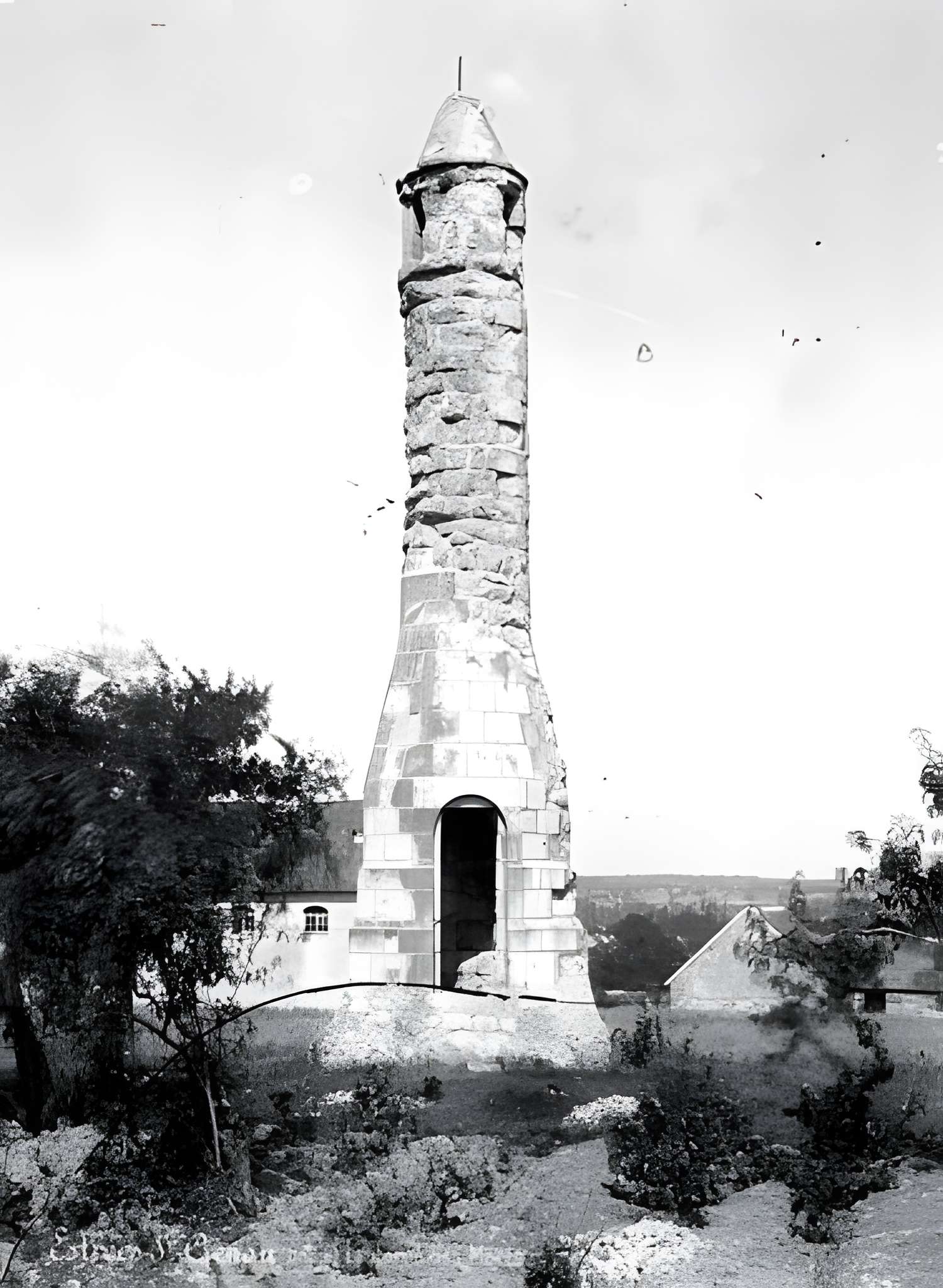 Lanterne des morts d'Estrées à Saint-Genou 