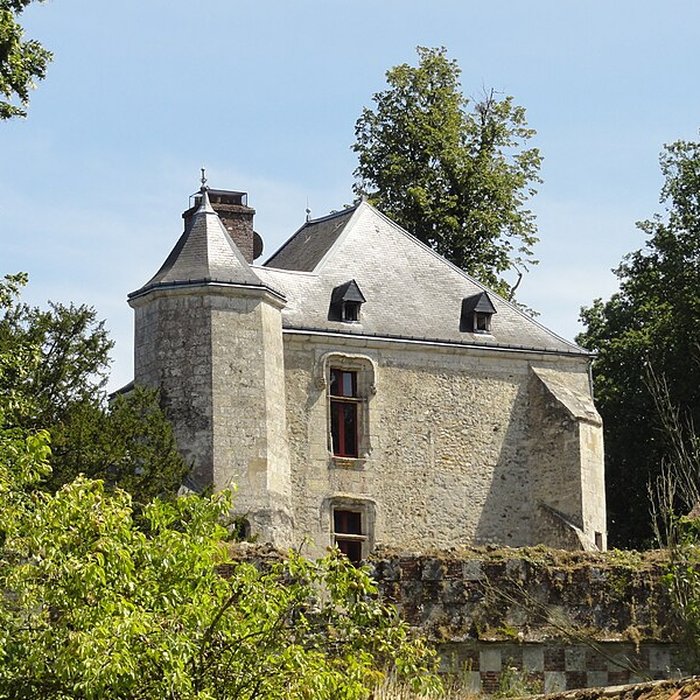Photo de Château et pigeonnier en face de lentrée