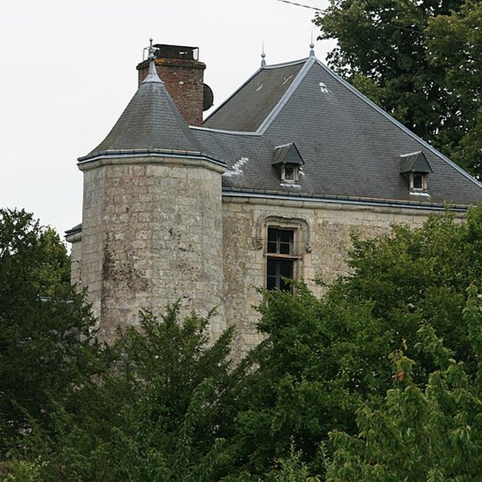 Photo de Château et pigeonnier en face de lentrée
