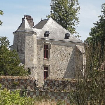 Château et pigeonnier en face de lentrée