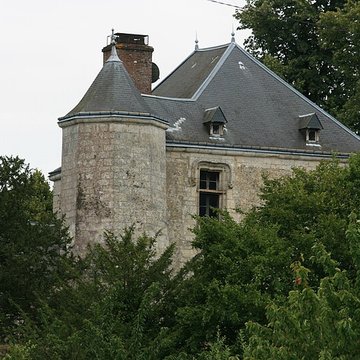 Château et pigeonnier en face de lentrée