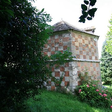 Château et pigeonnier en face de lentrée