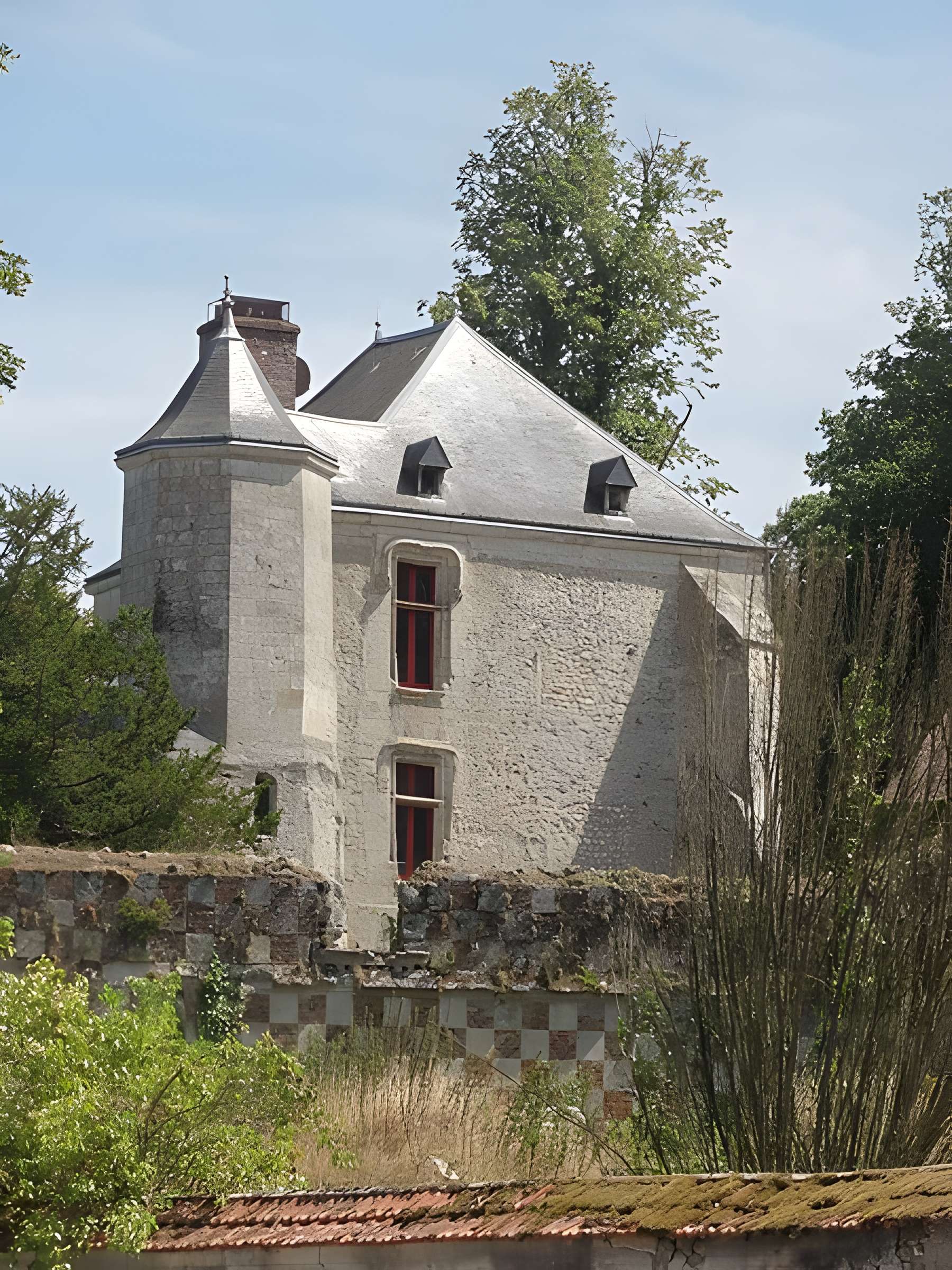Château et pigeonnier en face de l'entrée