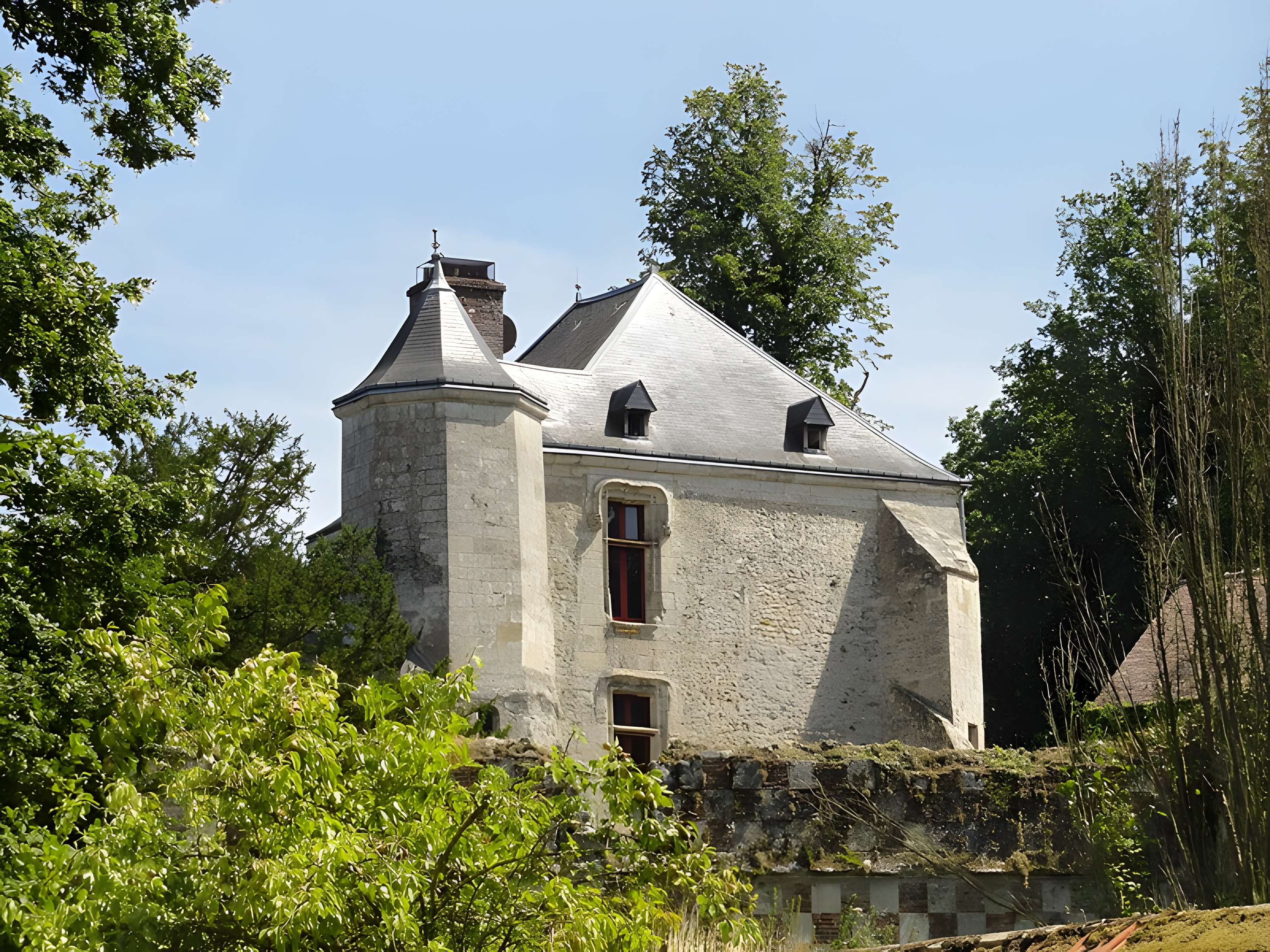 Château et pigeonnier en face de l'entrée