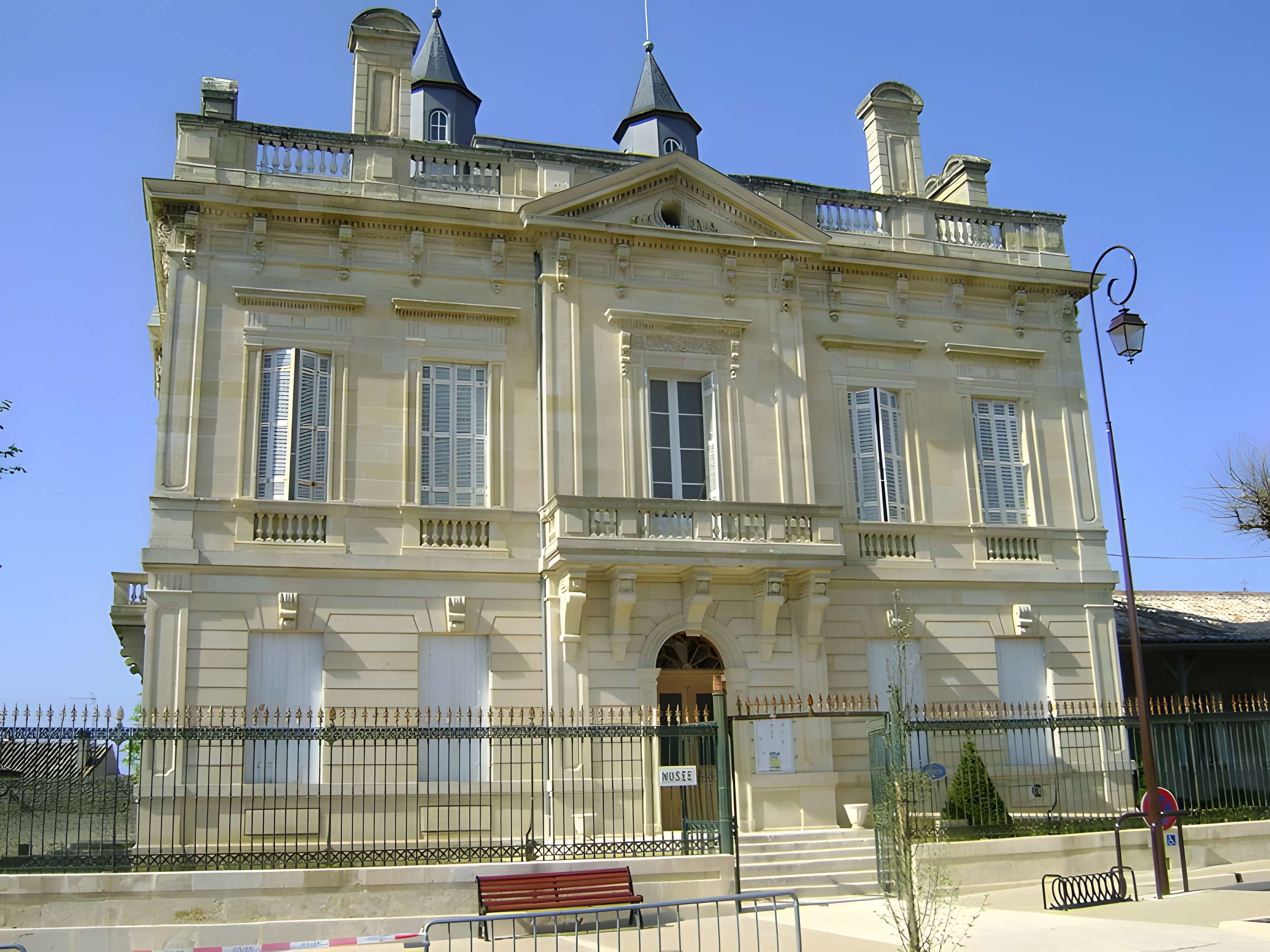 Mairie de Villefranche-de-Lonchat 