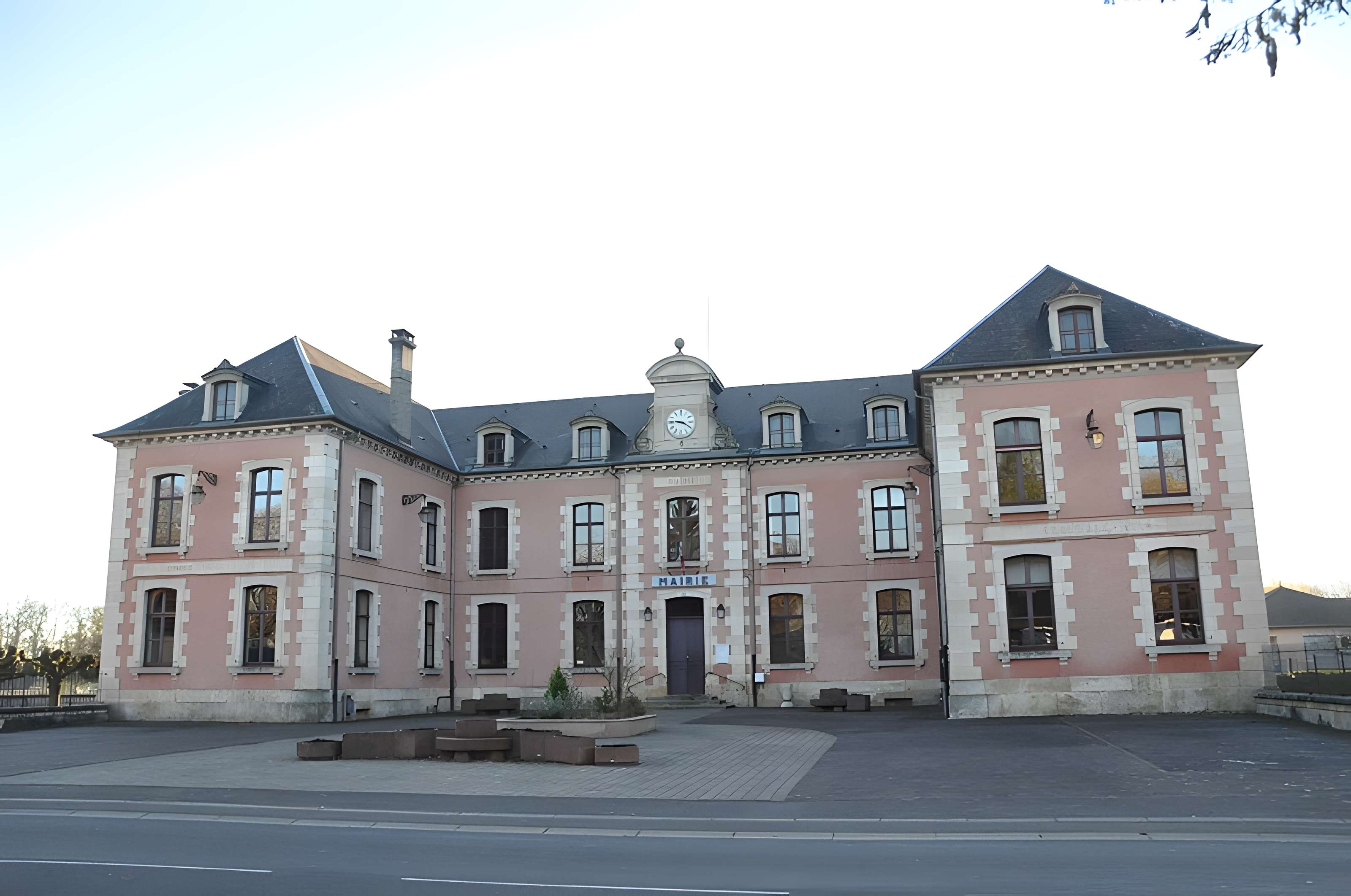 Mairie justice de paix et école de Scey-sur-Saône-et-Saint-Albin