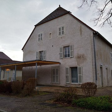Mairie - écoles - halle et caserne de gendarmerie