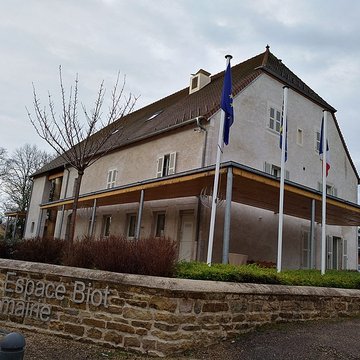 Mairie - écoles - halle et caserne de gendarmerie