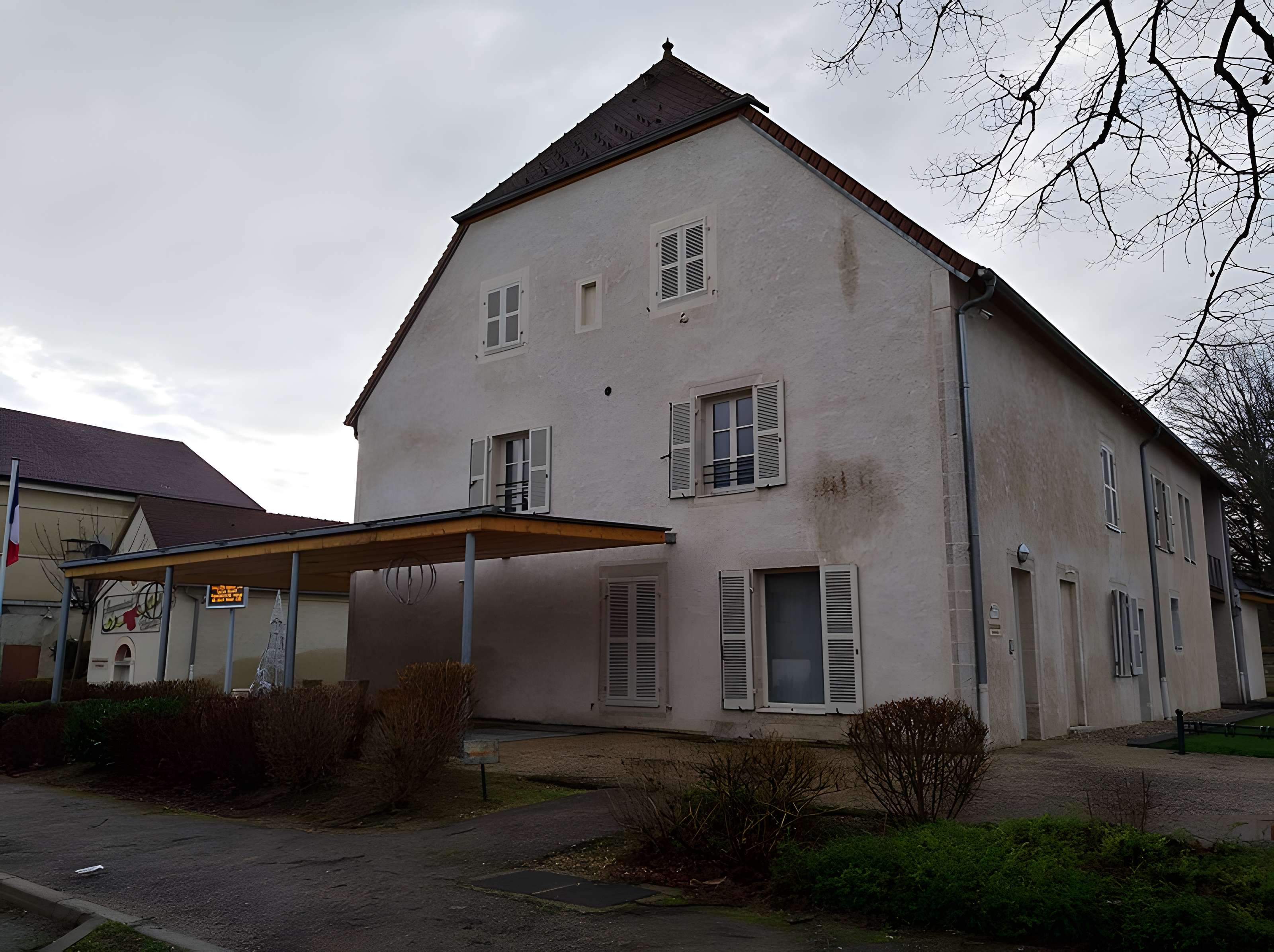 Mairie - écoles - halle et caserne de gendarmerie