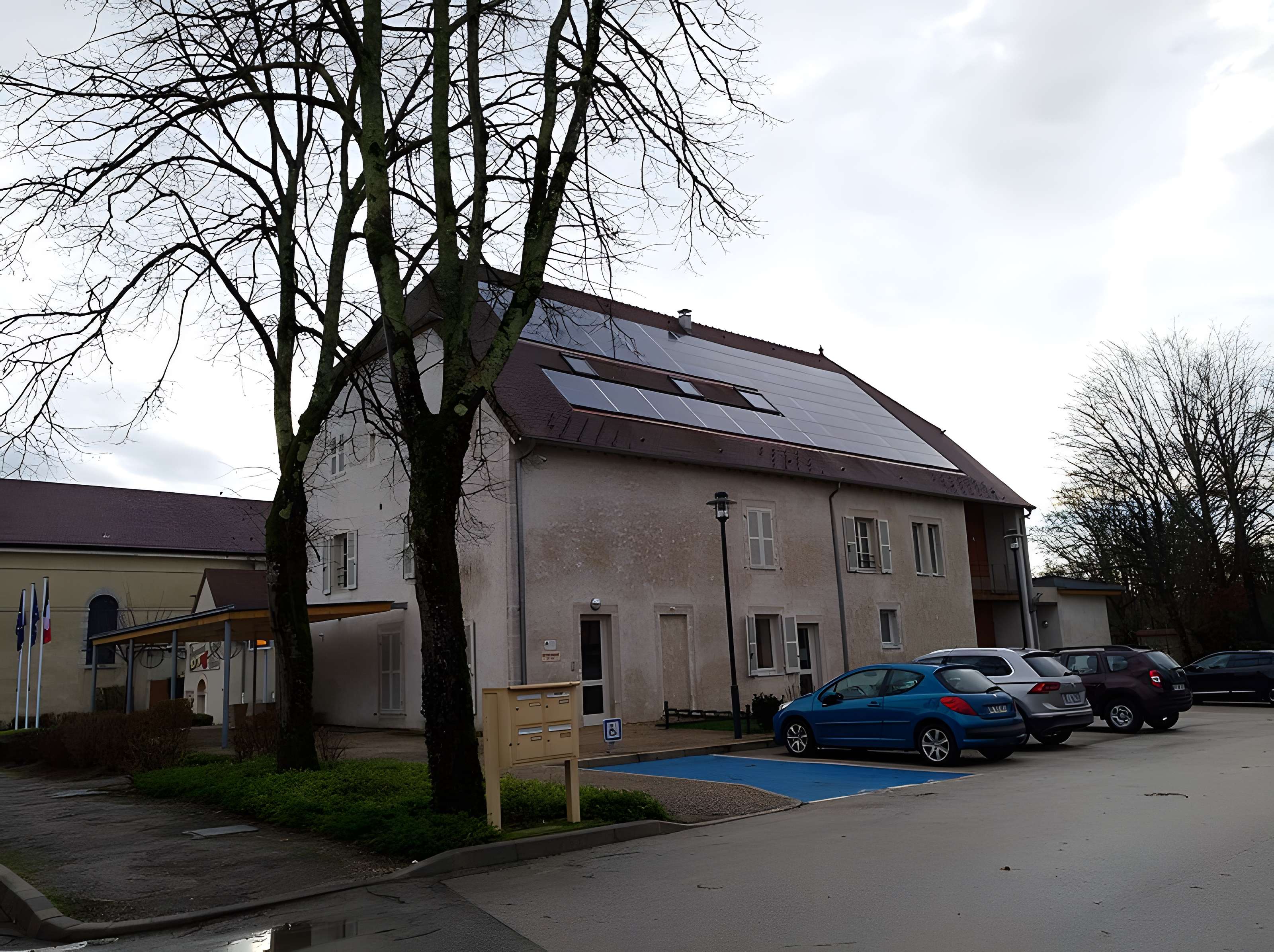 Mairie - écoles - halle et caserne de gendarmerie