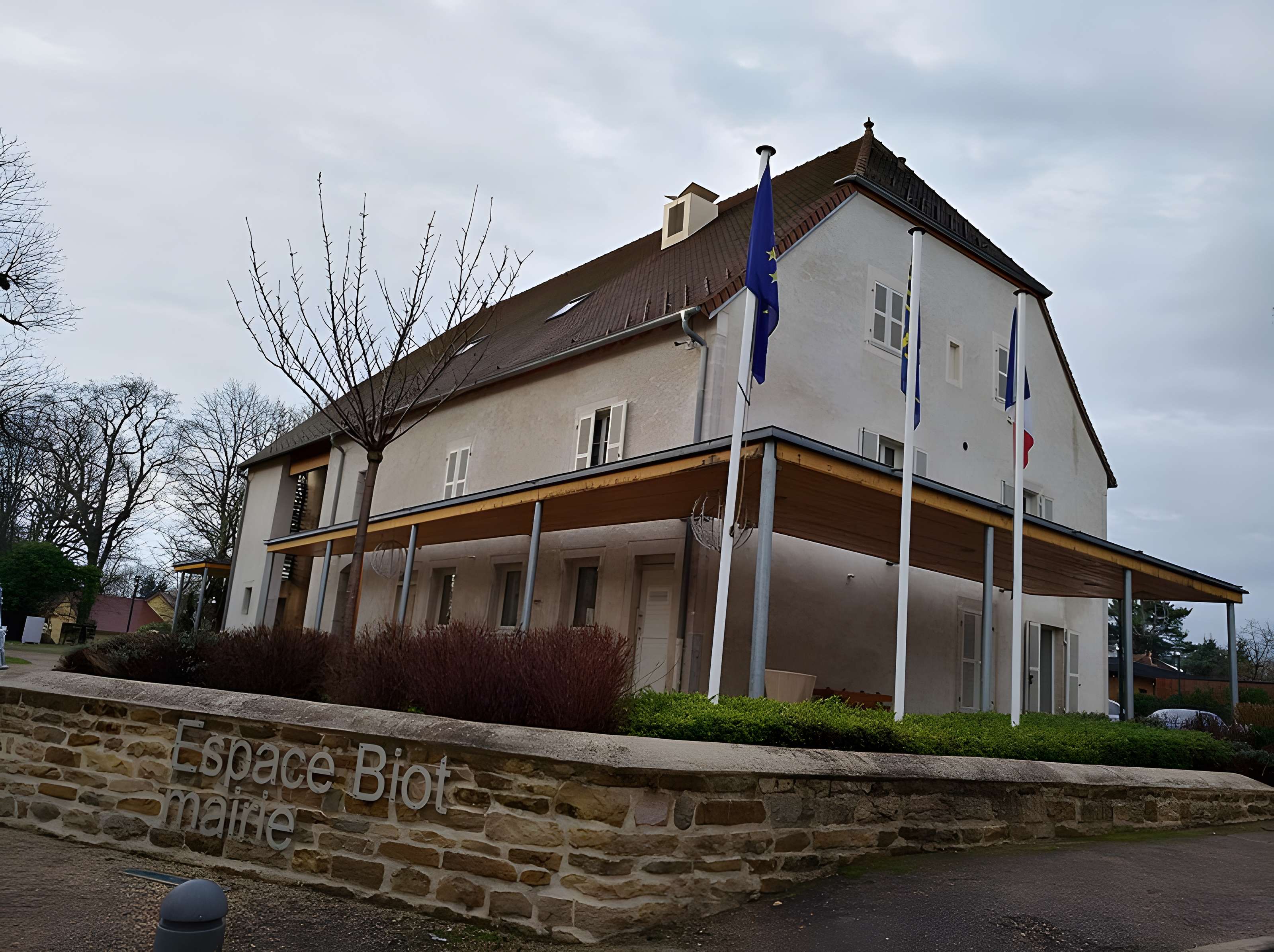 Mairie - écoles - halle et caserne de gendarmerie