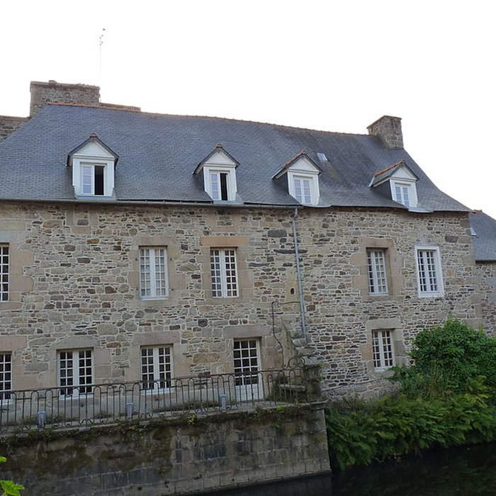 Photo de Maison à balcon près du Trieux à Pontrieux