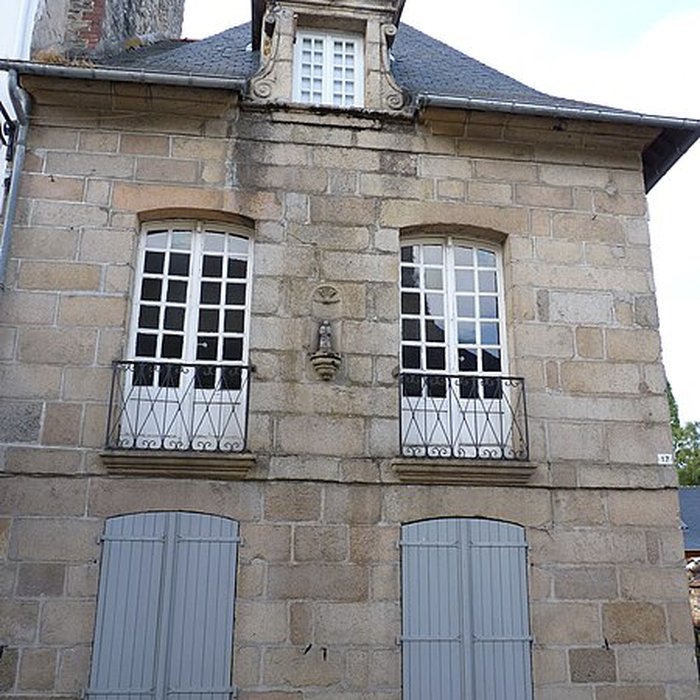 Photo de Maison à balcon près du Trieux à Pontrieux