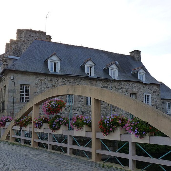 Photo de Maison à balcon près du Trieux à Pontrieux