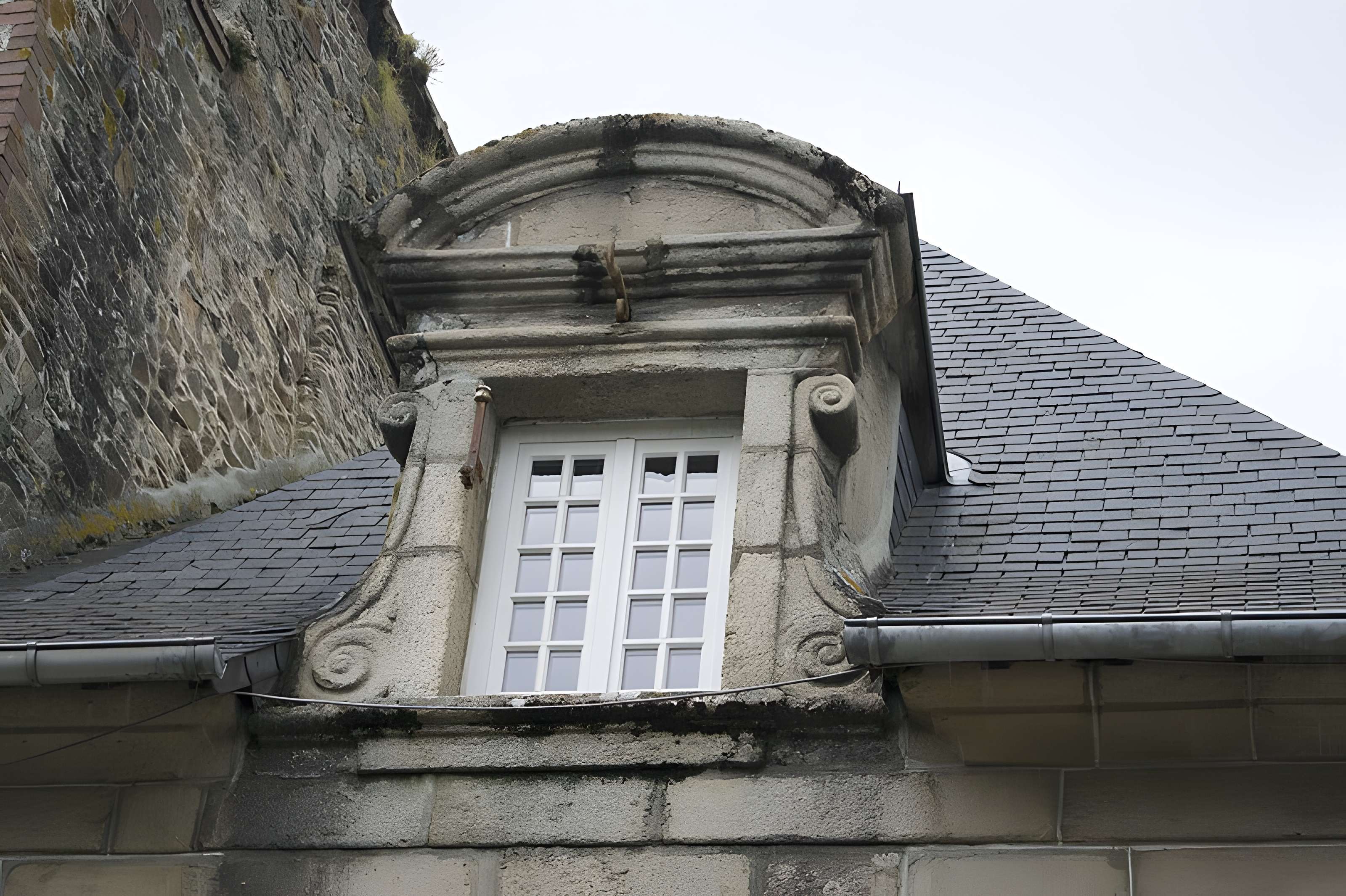 Maison à balcon près du Trieux à Pontrieux