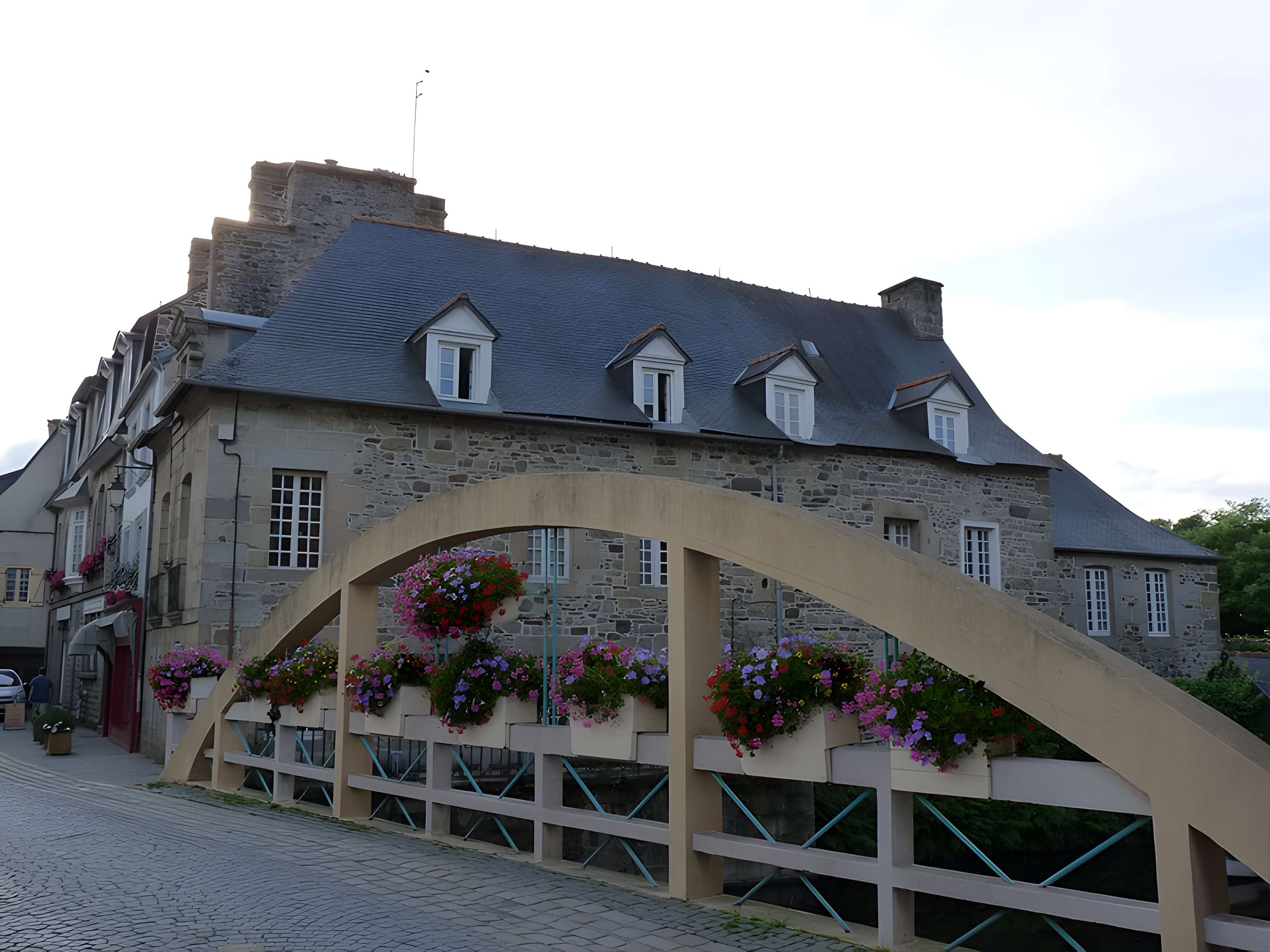 Maison à balcon près du Trieux à Pontrieux