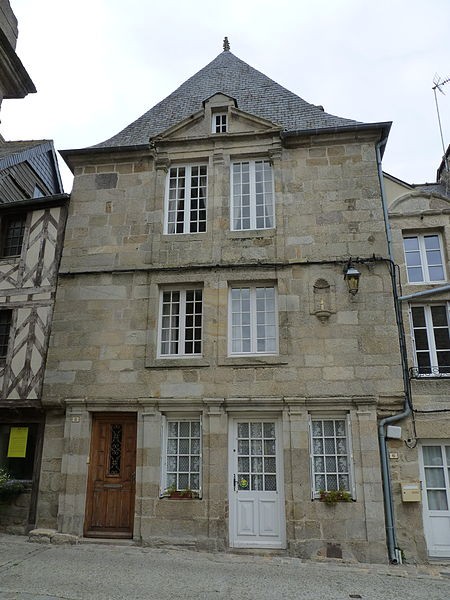Photo de Maison à fronton, Rue du Temple à Moncontour